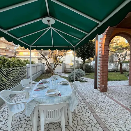 アパート Enjoy Your Holidays In Our Bright Patio リニャーノ・サッビアドーロ